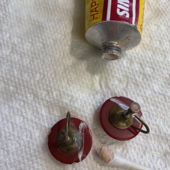 VTG BAKELITE Cherry Red Carved Button EARRINGS - Picture 9 of 9